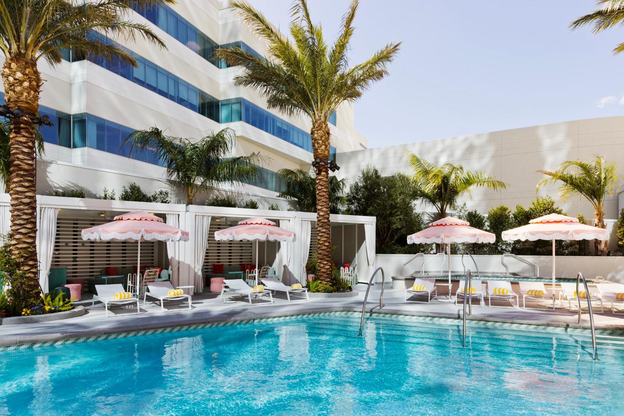 Fontainebleau 拉斯维加斯 外观 照片 The pool at the Wynn
